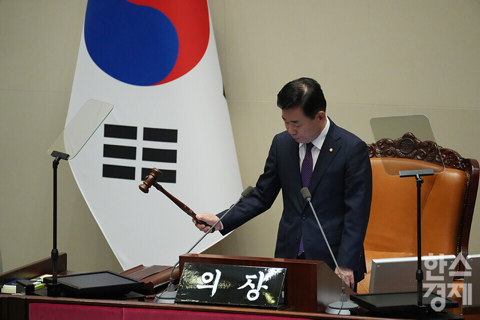 김진표 국회의장이 1일 오후 서울 여의도 국회 본청 본회의장에서 열린 410회 정기국회 개회식서 의사봉을 두드리고 있다. 이날 김 의장은 국회와 정부는 민생문제를 해결하기 위해 비상한 관심을 기울여야 한다고 말했다. /최대성 기자 dpdaesung@sporbiz.co.kr 2023.09.01.