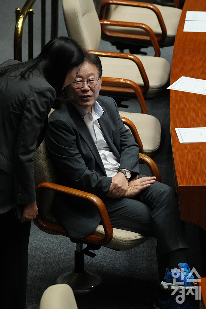 이재명 더불어민주당 대표가 1일 오후 서울 여의도 국회 본청 본회의장에서 열린 410회 정기국회 개회식에 파란색 운동화를 신고 참석하고 있다.  /최대성 기자 dpdaesung@sporbiz.co.kr 2023.09.01.