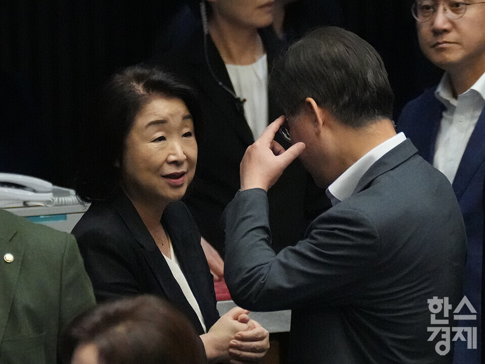 이재명 더불어민주당 대표(오른쪽)가 1일 오후 서울 여의도 국회 본청 본회의장에서 열린 410회 정기국회 개회식에서 심상정 의원과 이야기를 나누고 있다.  /최대성 기자 dpdaesung@sporbiz.co.kr 2023.09.01.