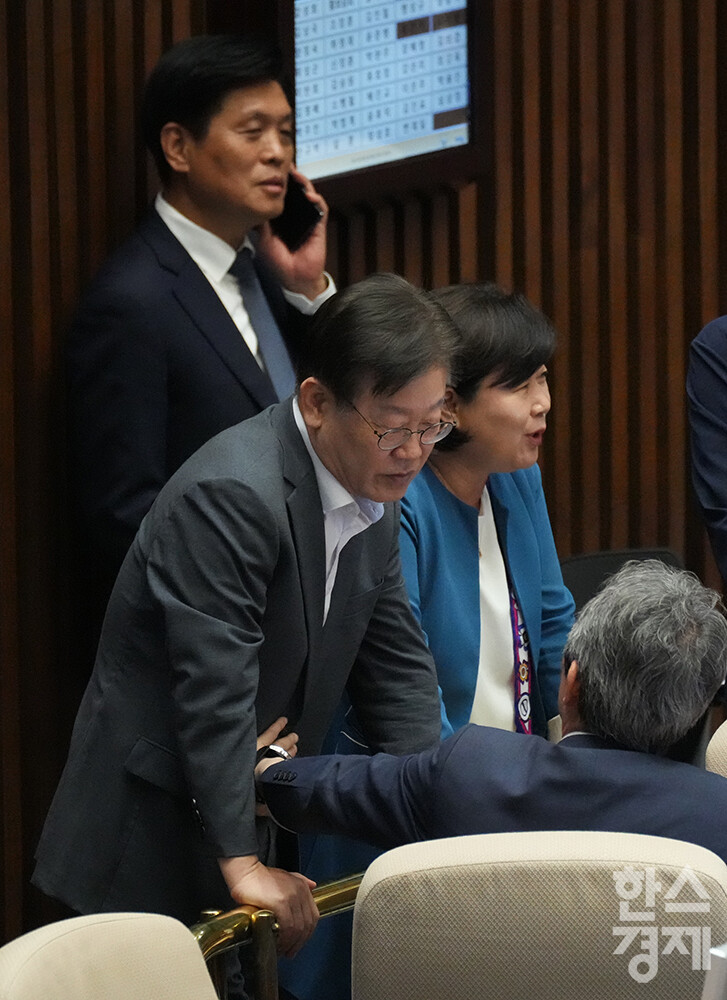 이재명 더불어민주당 대표가 1일 오후 서울 여의도 국회 본청 본회의장에서 열린 410회 정기국회1차 본회의에서 동료 의원들과 이야기를 하고 있다.  /최대성 기자 dpdaesung@sporbiz.co.kr 2023.09.01.