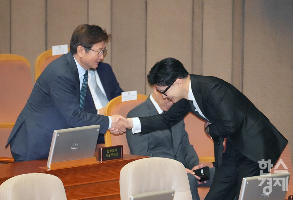 한동훈 법무부장관(오른쪽)이 1일 오후 서울 여의도 국회 본청 본회의장에서 열린 410회 정기국회에서 박보균 문화체육부 장관과 인사를 하고 있다. /최대성 기자 dpdaesung@sporbiz.co.kr 2023.09.01.