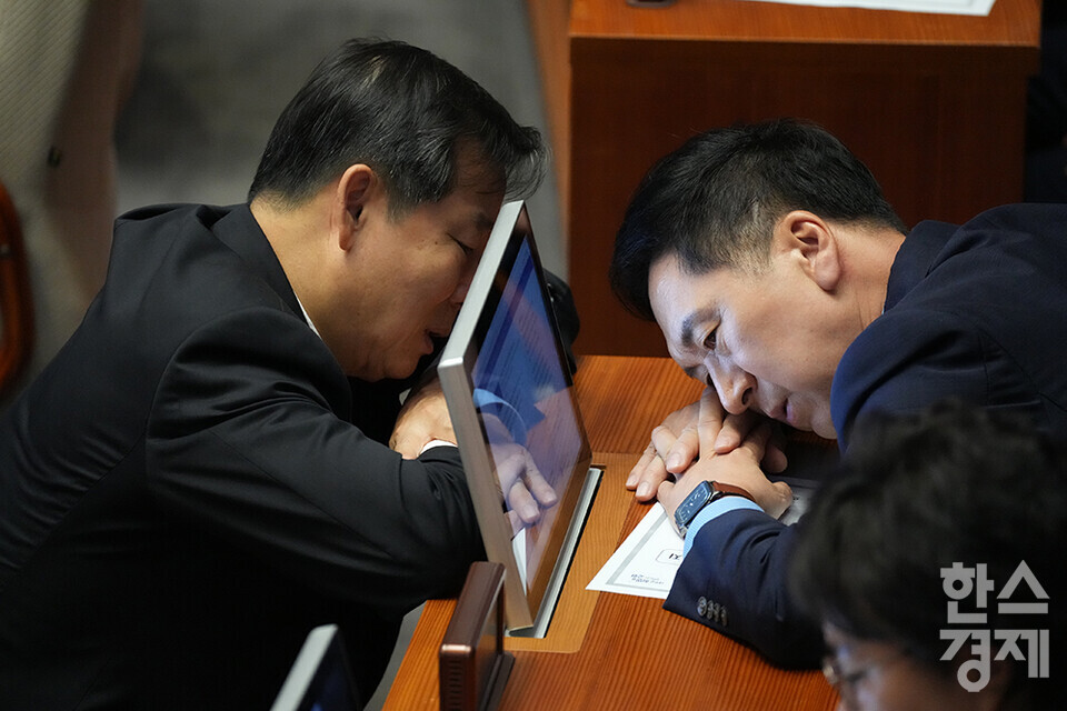1일 오후 서울 여의도 국회 본청 본회의장에서 열린 410회 정기국회 개회식서 김기현 국민의힘 대표(오른쪽)가 이철규 국민의힘 국회의원과 이야기를 나누고 있다.  /최대성 기자 dpdaesung@sporbiz.co.kr 2023.09.01.