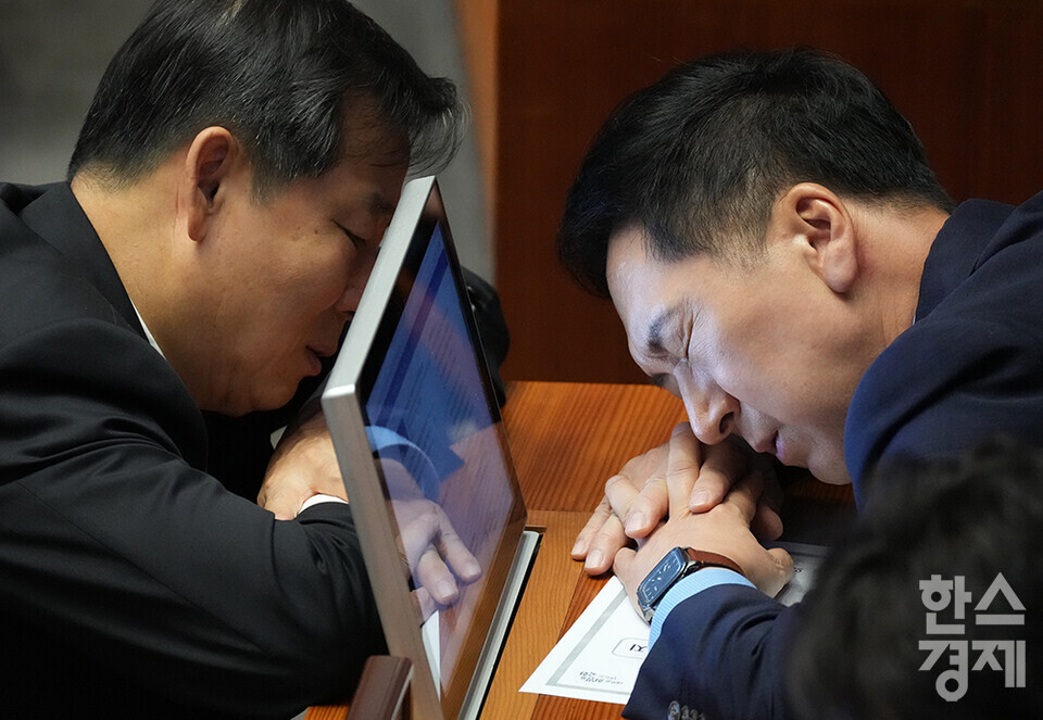 1일 오후 서울 여의도 국회 본청 본회의장에서 열린 410회 정기국회 개회식서 김기현 국민의힘 대표(오른쪽)가 이철규 국민의힘 국회의원과 이야기를 나누고 있다.  /최대성 기자 dpdaesung@sporbiz.co.kr 2023.09.01.