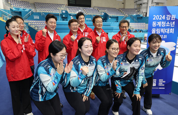 박보균 문화체육관광부 장관이 3일 2024 강원 동계청소년올림픽대회 현장 점검을 위해 강릉 컬링센터를 방문했다. 팀킴 및 조직위 관계자 등과 대회 성공개최를 다짐하고 있다. /연합뉴스