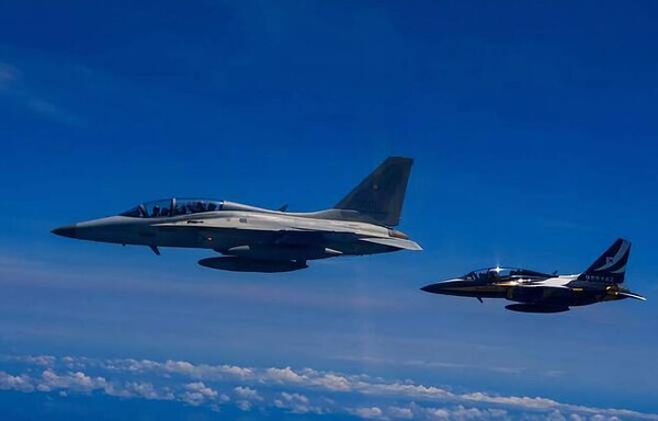 지난해 8월 필리핀 세자르 바사 공군기지에서 열린 창군 75주년 기념행사에서 필리핀 공군의 FA-50PH(왼쪽)와 한국 공군 특수비행단 블랙이글스의 T-50B(오른쪽)이 우정 비행을 하고 있다. /한국항공우주산업