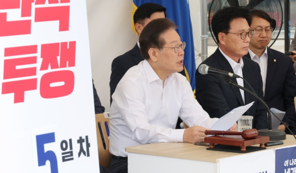 단식투쟁 5일차를 맞은 더불어민주당 이재명 대표가 4일 국회 앞 단식투쟁 천막에서 열린 최고위원회의에서 발언하고 있다./ 연합뉴스 