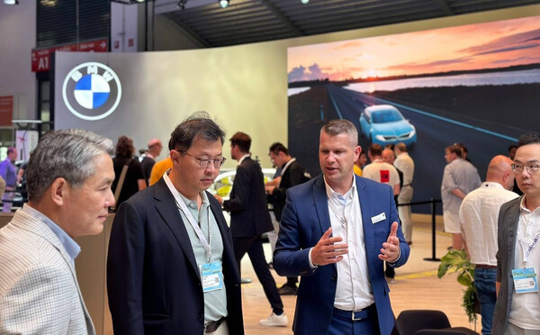 최재원 SK그룹 수석부회장이 유럽 최대 규모의 모빌리티쇼 ‘IAA 2023’ 첫 날인 4일(현지시간) 독일 뮌헨 메세 전시장을 찾아 BMW 관계자로부터 차량에 대한 설명을 듣고 있다. / SK온