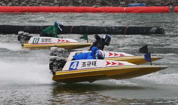 미사리경정장에 출전한 선수들이 턴마크를 돌며 경합을 벌이고 있다. /국민체육진흥공단 제공