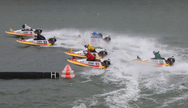 미사리경정장에 출전한 선수들이 턴마크를 돌며 경합을 벌이고 있다. /국민체육진흥공단 제공