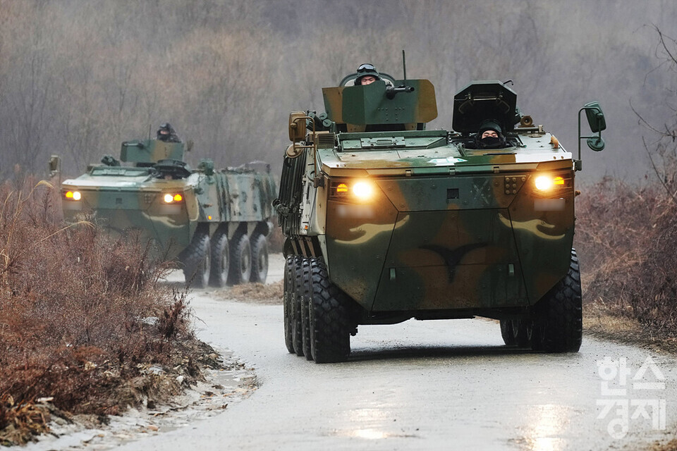 13일 오전 경기 파주 무건리 훈련장에서 열린 대대급 한미연합훈련에서 우리 육군 아미타이거 시범여단 K808차륜형장갑차와 한미연합사단 스트라이커여단 스트라이커장갑차가 기동전술훈련을 하고 있다. 우리 육군 K808차륜형장갑차와 연합사단 스트라이커장갑차는 서로 호흡을 맞춰 전장의 악조건을 극복하며 양국의 기동 전술을 공유했다. /김근현 기자 khkim@sporbiz.co.kr
