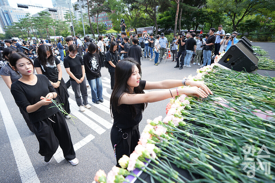 4일 오후 서울 국회의사당 앞에서 '서이초 사망교사 49재 추모 집회'가 열리고 있다. 추모객들이 헌화하고 있다. 이날 이들은 서이초 교사 사건 진상규명, 교원보호입법발의 공동안 의결, 안전하고 존중받는 교육환경 조성 등을 요구했다. /최대성 기자 dpdaesung@sporbiz.co.kr 2023.09.04.