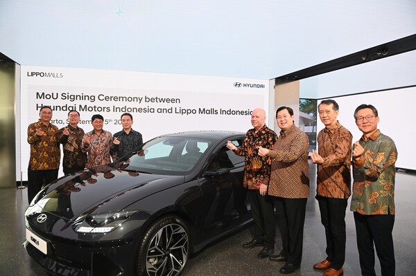  5일(현지시간) 현대차 인도네시아 판매법인(HMID)과 인도네시아 유통업체 '리뽀몰 인도네시아'가 진행한 전기차 충전소 확장을 위한 업무협약(MOU) 체결식에서 전기차 '아이오닉 6'와 함께 기념촬영하는 모습 / 현대자동차 제공