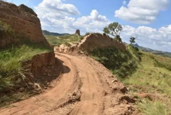 중국인 2명이 '지름길을 만들기 위해서'라며 굴착기로 만리장성 일부를 허문 모습. / 연합뉴스