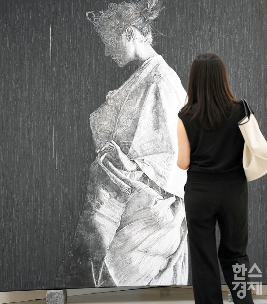 6일 서울 코엑스에서 '키아프 서울·프리즈 서울'이 개막했다. 많은 미술 애호가들이 주요 작가들의 작품을 감상하고 있다. /최대성 기자 dpdaesung@sporbiz.co.kr 2023.09.06.