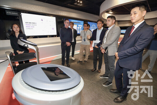 벡터 연구소 토니 가프니 CEO(왼쪽 2번째)를 비롯한 양사 관계자들이 KT 융합기술원 내 ‘퓨처온’에서 전시 아이템을 관람하고 있다. / KT