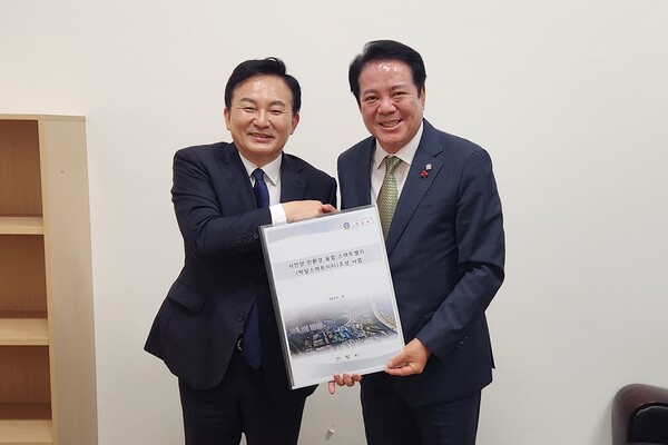 최대호 시장이 원희룡 국토교통부 장관에게 박달스마트시티 조성사업의 성공적인 추진을 위해 적극적인 협력을 요청했다./ 안양시 제공
