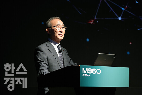 김명섭 KT 대표가 7일 오전 서울 중구 웨스틴조선호텔에서 열린 세계이동통신사업자연합회(GSMA) '모바일360 아시아태평양(M360 APAC)' 콘퍼런스에서 연설을 하고 있다. / 최대성 기자