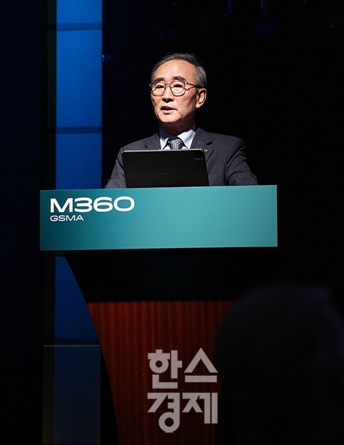 김명섭 KT 대표가 7일 오전 서울 중구 웨스틴조선호텔에서 열린 세계이동통신사업자연합회(GSMA) '모바일360 아시아태평양(M360 APAC)' 콘퍼런스에서 연설을 하고 있다. / 최대성 기자