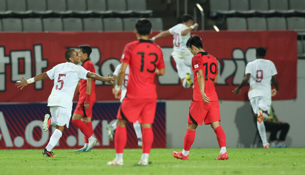 6일 오후 창원축구센터에서 열린 2024 아시아축구연맹(AFC) 23세 이하(U-23) 아시안컵 예선 B조 1차전 대한민국과 카타르의 경기. 선제골을 넣은 카타르 아흐메드 알라위(20번)가 동료가 기뻐하는 동안 대한민국 팀이 고개 숙이고 있다. /연합뉴스