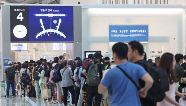 최근 항공주의 흐름이 주춤한 모습을 보이고 있는 가운데 국제유가마저 상승세를 보이며 부담을 더하고 있다. 사진은 여행객 붐비는 인천공항 출국장. /연합뉴스