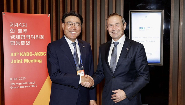 최정우 한-호주 경제협력위원장이 제44차 한-호주 경제협력위원회 연례 회의에서 로저 쿡 서호주 주총리와 만나 기념 촬영하고 있다. / 연합뉴스