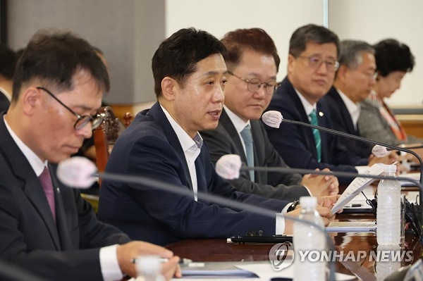 김주현 금융위원장이 지난달 16일 오전 서울 중구 은행회관에서 '수출금융 종합지원 방안'을 논의하기 위한 은행장 및 정책금융기관장과의 간담회를 주재하고 있다. /연합뉴스