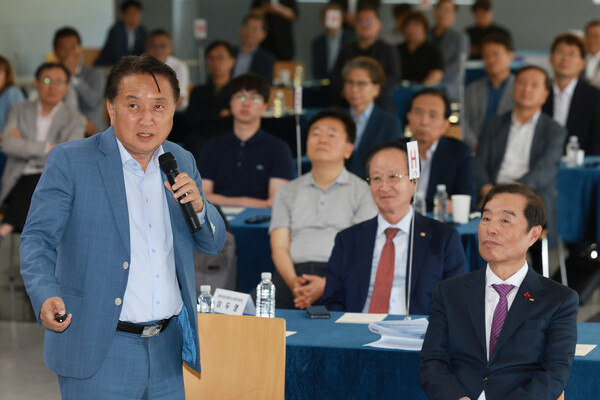 지난 6월 열린 중소기업 경영자문상담회에 참석한 김 지사. / 도 제공.