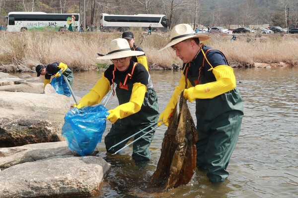 지난 3월 청정충북 한강 맑은 물 만들기 행사에 참석한 김 지사. / 도 제공.