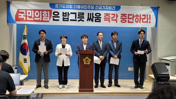 사진 왼쪽부터 - 경기도의회 교섭단체 더불어민주당 조성환 수석부대표(파주2), 고은정 기획수석(고양10), 남종섭 대표의원(용인3), 안광률 정책위원장(시흥1), 박세원 정무수석(화성3), 황대호 수석대변인(수원3). 경기도의회 더불어민주당(대표의원 남종섭)은 11일 오후2시 도의회 3층 브리핑룸에서 긴급기자회견을 열고 국민의힘의 당내 권력 다툼으로 인해 애궃은 의회만 희생양이 되고 있다고 비판했다./ 김두일 기자