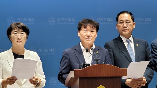 남 대표의원은 “지금 도의회가 집중해야 할 것은 자리를 둘러싼 당내 싸움이 아니라, 도민 삶의 어려움과 이를 해결하기 위한 도의회의 책무를 생각해야 한다. 하루속히 ‘책임정치’의 길로 돌아와 의회 정상화에 함께 하자”라며 도의회 국민의힘 의원에게 호소했다./ 김두일 기자