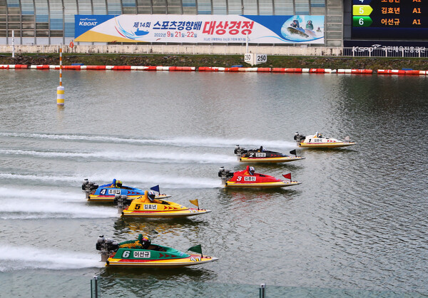 2022년 스포츠경향배 대상경정에서 선수들이 힘차게 출발하고 있다. /국민체육진흥공단 제공