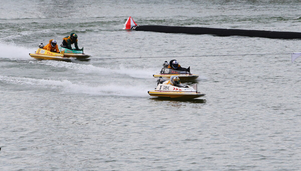 2022년 스포츠경향배 대상경정에서 선수들이 치열한 경합을 벌이고 있다. /국민체육진흥공단 제공