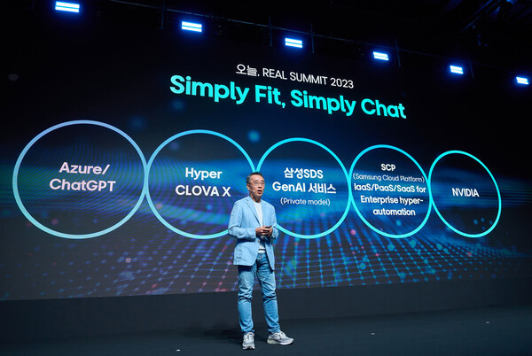 황성우 삼성SDS 대표는 12일 서울 삼성동 그랜드 인터컨티넨탈 파르나스 호텔에서 열린 ‘리얼 서밋 2023’ 컨퍼런스에서 기업용 생성AI 서비스 브리티 코파일럿(Brity Copilot)’과 패브릭스(FabriX)’를 소개하며, “LLM(거대 언어 모델)은 변동성이 많은 인간 언어를 잘 이해하기 때문에 기존에는 할 수 없었던 오피스 업무의 진정한 하이퍼오토메이션을 가능하게 하는 길을 열어줬다”고 밝혔다. / 삼성SDS