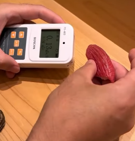 초밥의 방사능 수치를 측정하는 중국인 / 더우인