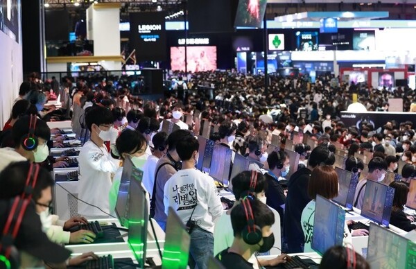 최근 국내 증시에서 그동안 침체 분위기였던 게임주가 신작 출시 효과 및 기대감 등으로 모처럼 반등 기회를 잡았다. 이에 따라 11월 지스타 개막 등 4분기 성수기 시즌 진입을 앞둔 게임주가 반짝 반등을 넘어 상승세를 이어갈 수 있을지 시장의 관심이 집중된다. 사진은 지난해 11월 부산 해운대구 벡스코에서 열린 국제게임전시회 지스타 2022에 참석한 관람객 모습. / 연합뉴스