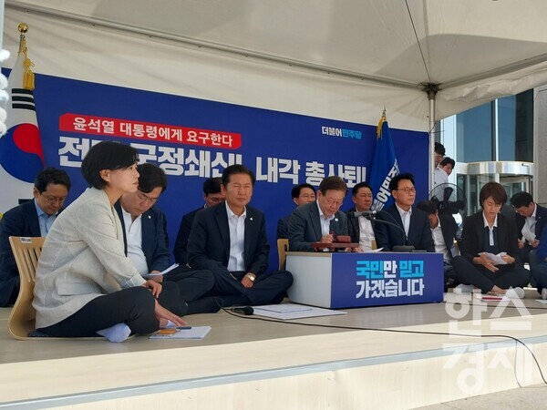 8일 서울 여의도 국회 본청 앞 단식투쟁천막에서 열린 더불어민주당 최고위원회의에 참석한 이재명 민주당 대표./ 박수연 기자