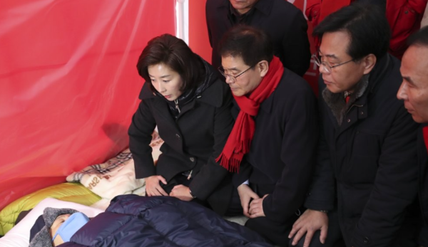 2019년 11월 단식투쟁을 이어가고 있는 자유한국당 황교안 대표의 청와대앞 농성장을 찾은 나경원 원내대표./ 연합뉴스