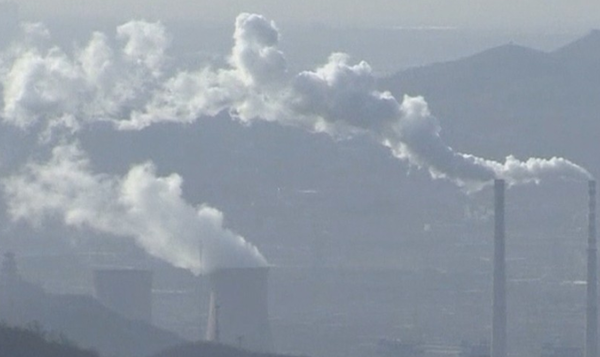 2015년 국내 온실가스 배출권거래제 시행 이후 처음으로 배출권 가격이 7천 원대로 급락하면서 기업의 온실가스 감축 활동에 비상이 걸린 가운데, 기업이 보유한 배출권 여유분에 대한 이월제한 조치를 완화해야 한다는 주장이 제기됐다. / 연합뉴스