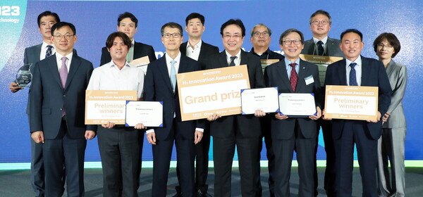 13일 오후 경기도 고양시 킨텍스에서 열린 H2 이노베이션 어워드 시상식. 수상자들이 단체사진을 찍고 있다. / H2 MEET 조직위원회