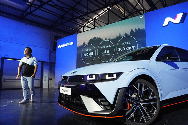 아이오닉 5 N과 발표하는 현대차 N브랜드매니지먼트실장 박준우 상무 / 한스경제