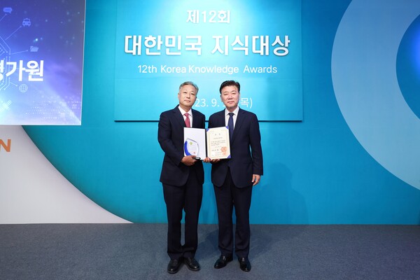 강중구 건강보험심평원장과 구만섭 행정안전부 차관보. /심평원 제공