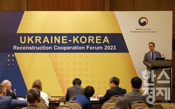 한국 국토교통부 주관으로 우크라이나 키이우에서 열린 ‘한국-우크라이나 재건 협력 포럼’에서 KT 문성욱 글로벌사업실장이 ‘ICT Partner for Ukraine’이라는 주제로 우크라이나 재건을 위한 제안 발표를 하고 있다. / KT