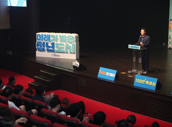 개막퍼포먼스로 화성시 청년들과 화성시문화재단 청년예술단이 함께 ‘화성 청년선언문’을 낭독하고, 이어진 기념 콘서트에서는 화성시 청년예술인과 가수 정동하가 공연을 선보이며 청년들에게 응원과 축하의 메시지를 전했다./ 화성시 제공