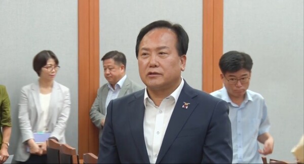 이권재 오산시장은 17일 성길용 오산시의회 의장이 서민·약자를 위한 생계지원비와 오산 도시공사 설립안 등 보류된 38건의 민생 현안 처리를 위한 시의회 정상화에 나설 것을 촉구하고 나섰다./ 김두일 기자