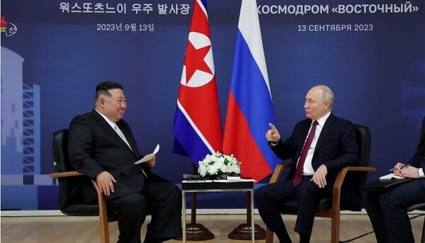 푸틴 러시아 대통령과 회담하는 김정은(왼쪽) 국무위원장의 모습. /조선중앙TV 화면 캡처