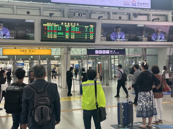 서울역에서 전광판을 통해 열차 운항일정을 확인하는 승객들 / 김우정 기자