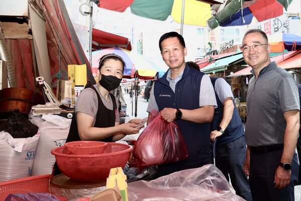 김성관 동서노조위원장(가운데)과 현창운 동서발전 노동이사(오른쪽)이 온누리상품권을 사용해 장을 보고 있는 모습.(한국동서발전 제공)