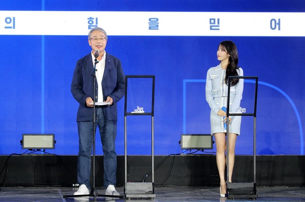 우리금융그룹 우리금융미래재단이 지난 17일 열린 사회공헌 콘서트 ‘우리 모모콘’ 피날레 무대에서 저소득층 아이들을 위한 시각 및 청각 수술 지원사업 '우리 루키(Look & Hear) 프로젝트'를 시작한다고 밝혔다. /우리금융그룹 제공