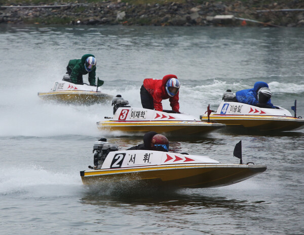 미사리경정장에서 선수들이 치열한 레이스를 펼치고 있다. /국민체육진흥공단 제공