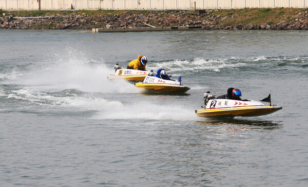 미사리경정장에서 선수들이 치열한 레이스를 펼치고 있다. /국민체육진흥공단 제공
